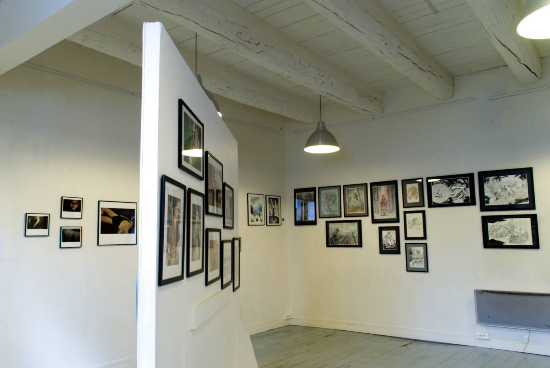 Side view of the art show featuring photographs by Agathe Mirafiore, paintings by messalyn and François Amoretti, and photographs modelled by Nella Fragola
