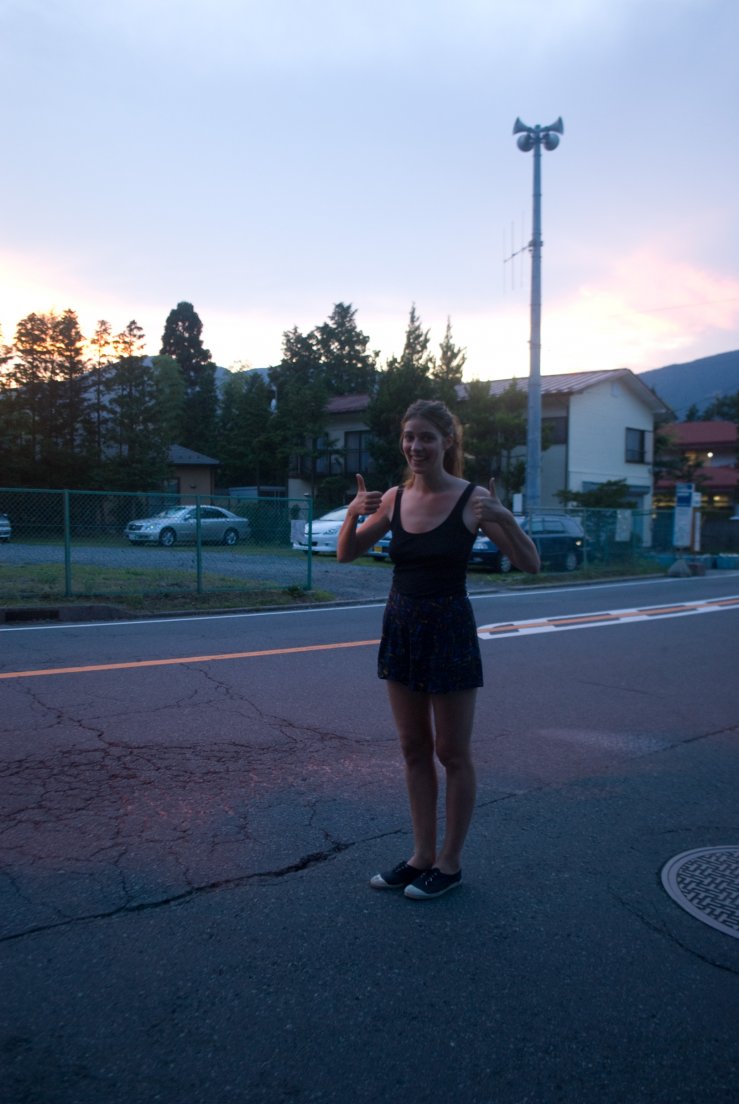 A girl poses in a japanese street of a village in the evening, Hakone #018, 09 août 2011