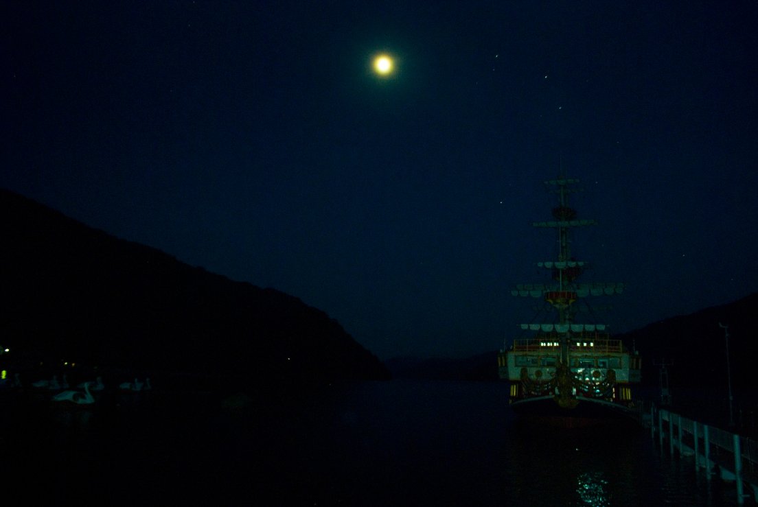 Hakone Pirate Ship by night floating above the dark waters of the lake, Hakone #046, 09 août 2011