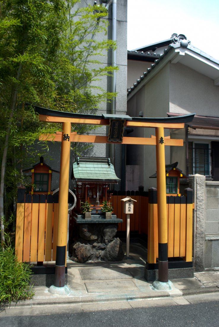 Torii at the entrance of a temple, Kyōtō #001, 07 août 2011