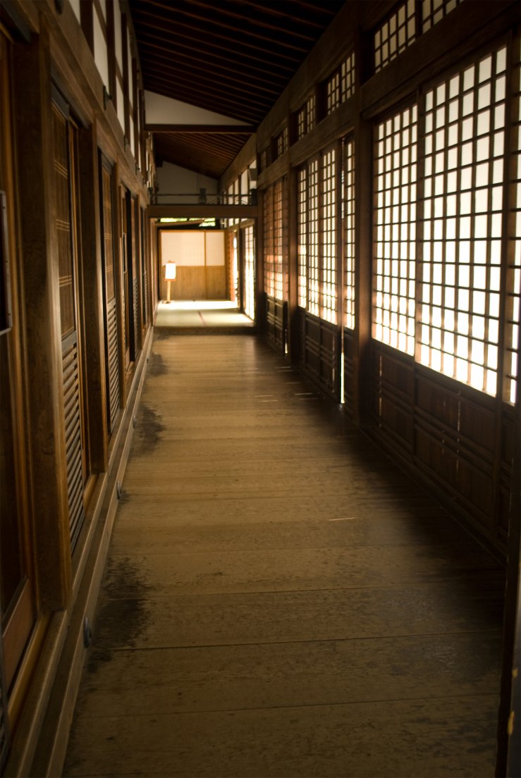 A wooden corridor with panels in traditional japanese architectural style, Kyōtō #016, 07 août 2011