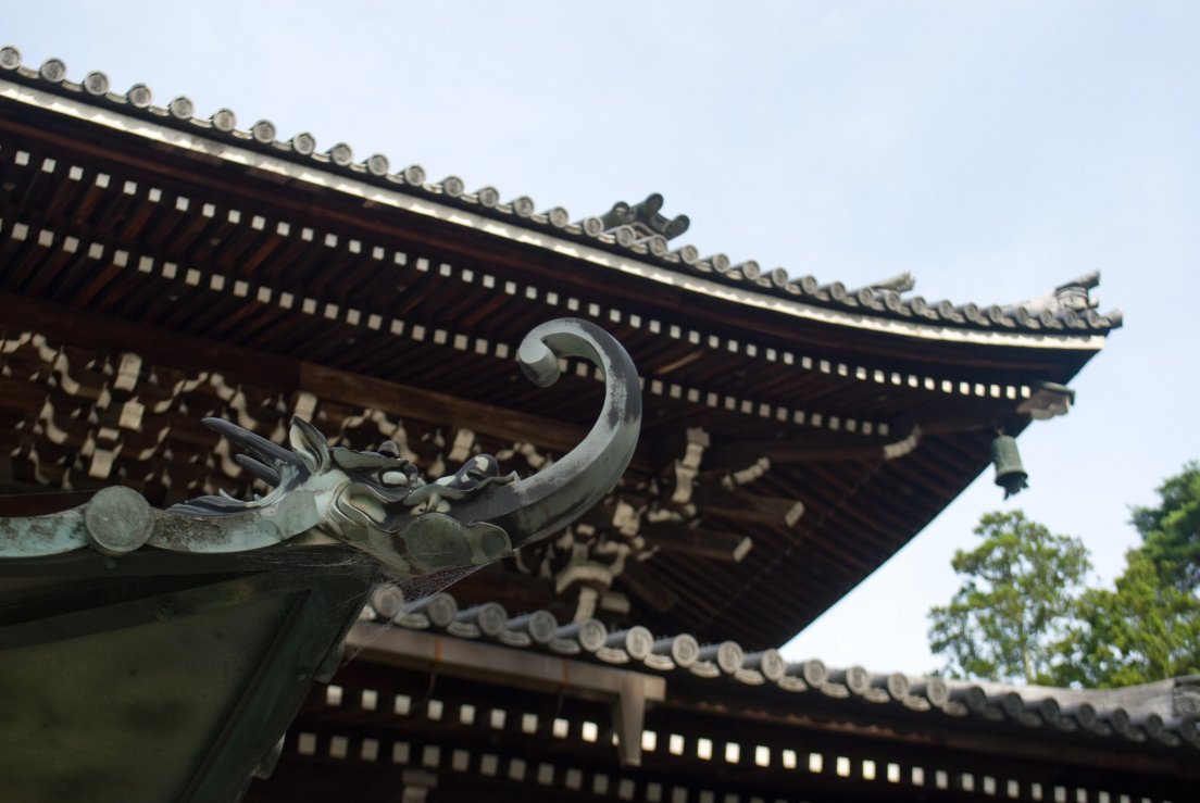 Detail of a traditional japanese roof featuring a dragon, Kyōtō #027, 07 août 2011