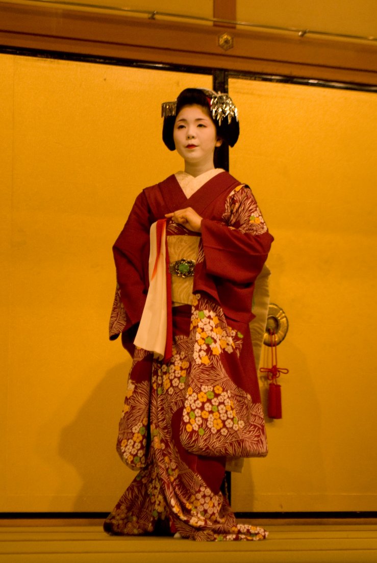 A Meiko (apprentice Geisha) demonstrating in a traditional show in Gion Corner the theatre, Kyōtō #052, 07 août 2011