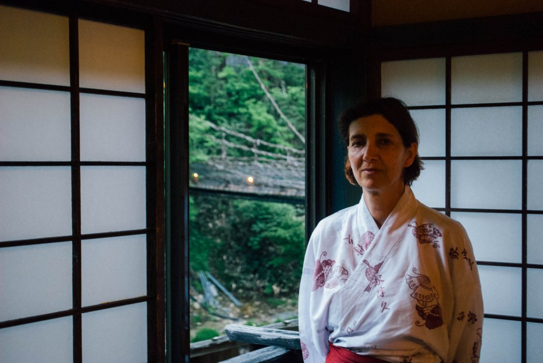 A western lady in yukata in a traditional japanese room