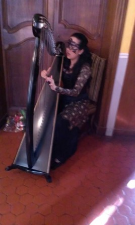 Ameylia Saad Wu jouant de la harpe