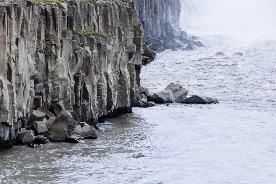 Characteristically geometrical rocks of the cliffs that surround a river stream, Dettifoss #005, Iceland, 3rd august 2017, juil. 2019