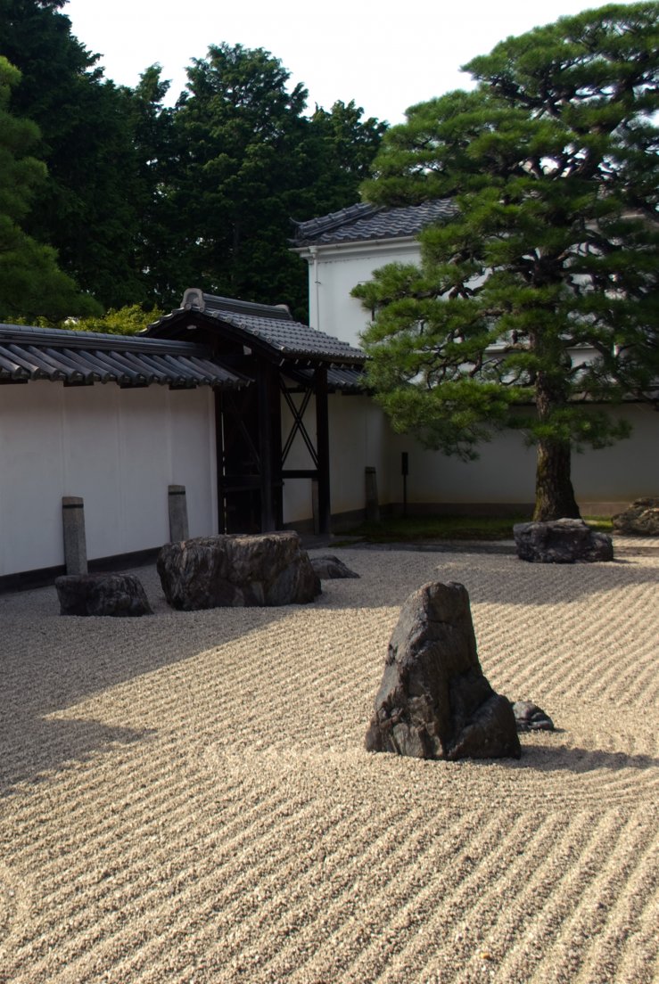 A traditional japanese zen garden bathed in sunlight, Kyōtō #014, 07 août 2011
