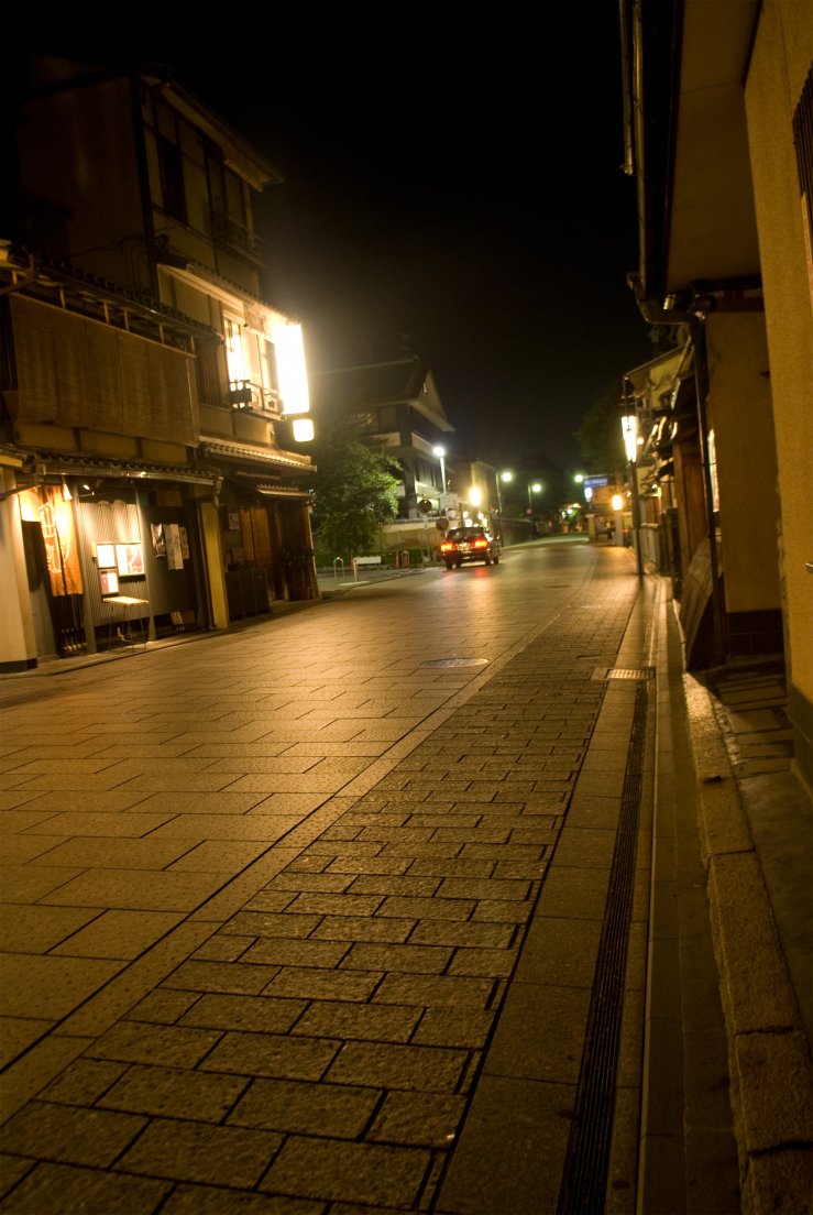 A street by night in Gion district, Kyōtō #073, 07 août 2011