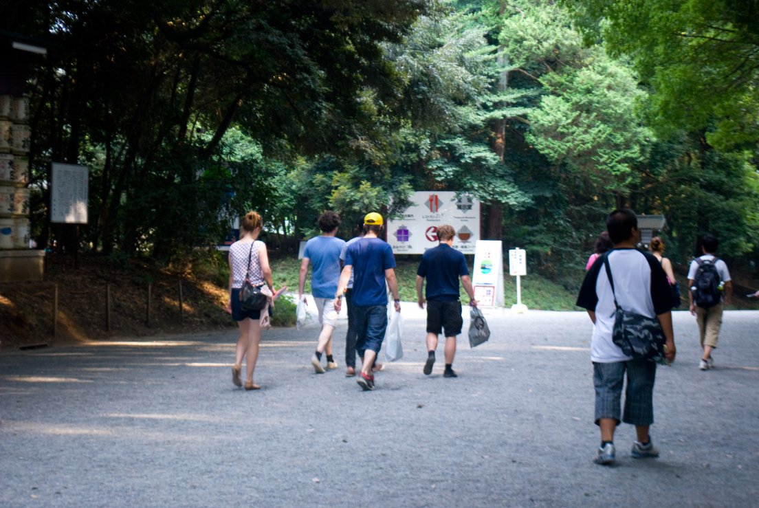 Metronomy, an electronic music band, are walking in Yoyogi park, Meiji Jingumae #015, 15 août 2011