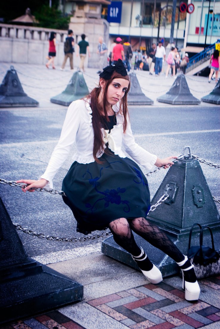 A girl sits on Jingu Mashi near Harajuku station dressed in lolita fashion clothing from the brand Moi-même-Moitié, Omotesando #122, 14 août 2011