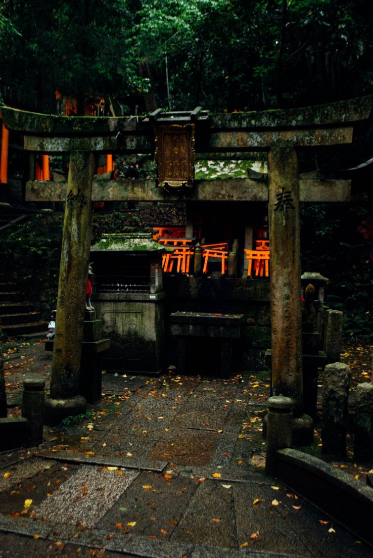 Miniature torii suspended to a full-size stone torii, Ascension du Fushimi Inari #011, 11 may 2016 Miniature torii suspended to a full-size stone torii