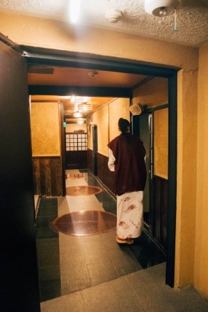 A western girl peaking into a japanese traditional room, Honke Bankyu #037, 16 may 2016 A western girl peaking into a japanese traditional room