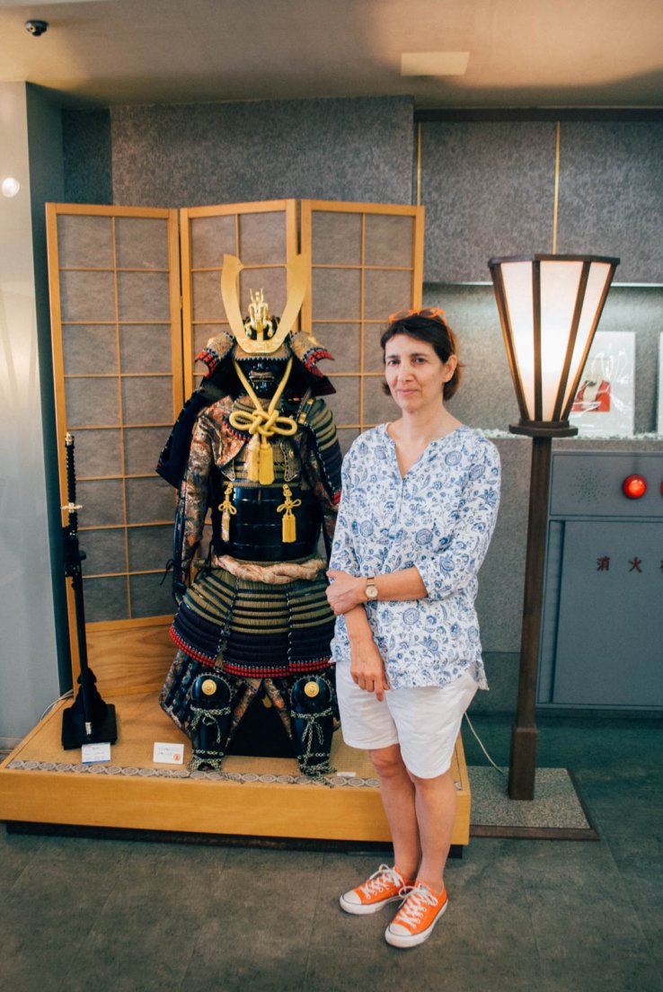 Western lady posing with a samourai costume, Kyoto Handicraft Center #003, 13 may 2016 Western lady posing with a samourai costume