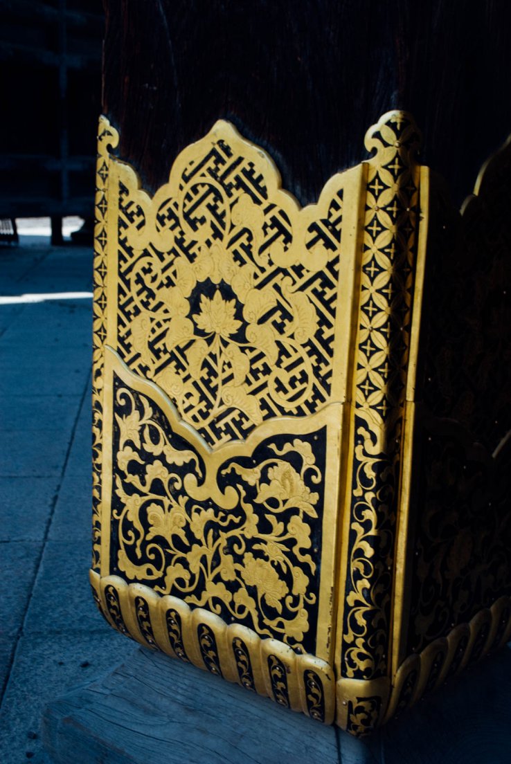 Golden ornemented pillar of a gate, Nijō-jo castle #012, 13 may 2016 Golden ornemented pillar of a gate