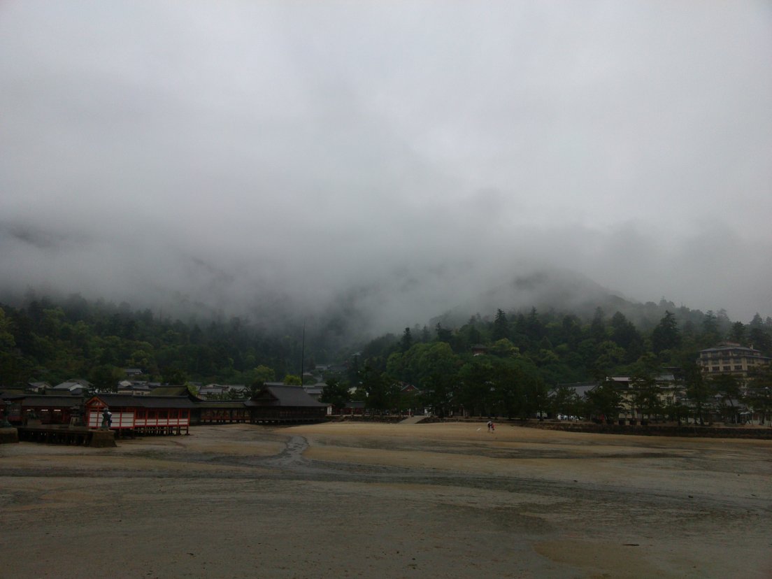 Low tide and cloudy hills, Miyajima, 10 mai 2016 Low tide and cloudy hills