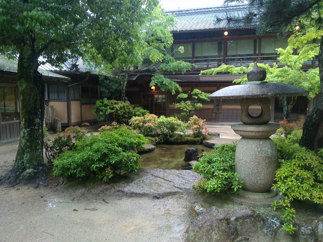 Wonderful patio arrangement in front of a guest-house, Miyajima, 10 may 2016 Wonderful patio arrangement in front of a guest-house