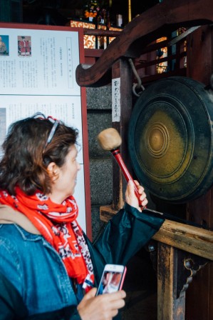 Ringing a gong, Nara #030, 9 may 2016 Ringing a gong