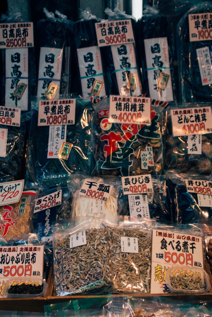 Algae and tiny dried fishes on a stall, Tōkyō Tsukiji Shijō (築地市場) #035, 19 may 2016 Algae and tiny dried fishes on a stall