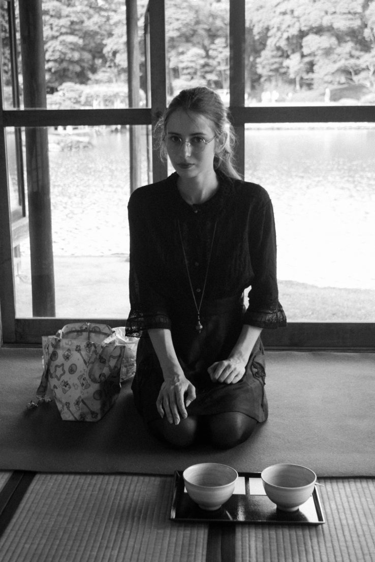 Black and white photograph of a girl sitting on the tatami of a tea house, Tōkyō #009, 20 may 2016 A girl sitting on the tatami of a tea house