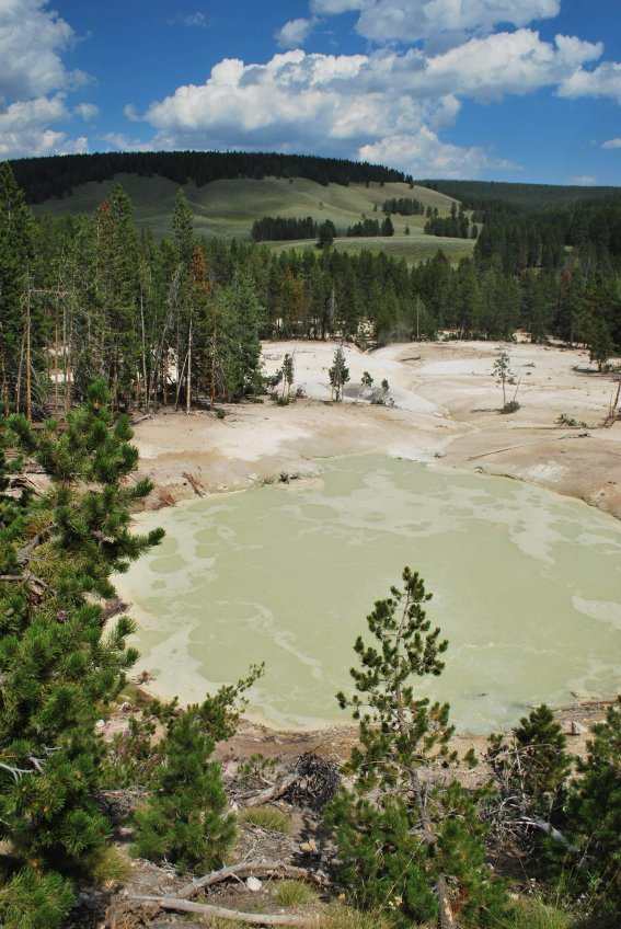 Overview of a small acid lake by a sunny day, Yellowstone national park, Mudpots #134, 29 juillet 2013 Overview of a small acid lake by a sunny day